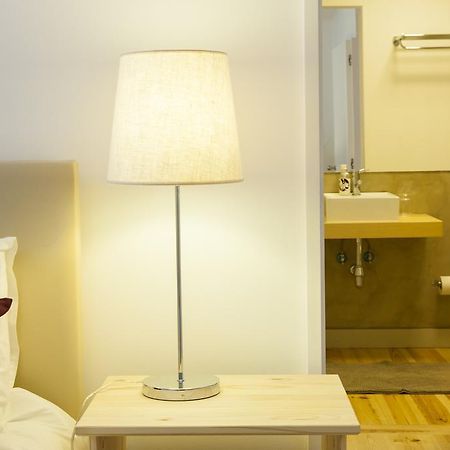 Joivy Cosy 1-Bed Flat With Workspace In Santa Catarina, Moments From Luis De Camoes Sq リスボン 部屋 写真