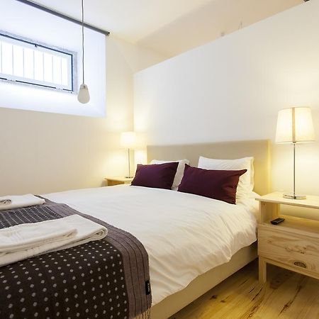 Joivy Cosy 1-Bed Flat With Workspace In Santa Catarina, Moments From Luis De Camoes Sq リスボン 部屋 写真