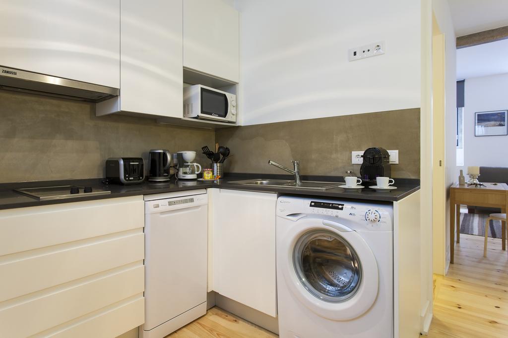 Joivy Cosy 1-Bed Flat With Workspace In Santa Catarina, Moments From Luis De Camoes Sq リスボン 部屋 写真