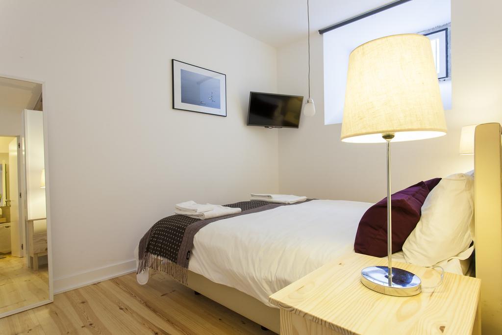 Joivy Cosy 1-Bed Flat With Workspace In Santa Catarina, Moments From Luis De Camoes Sq リスボン 部屋 写真