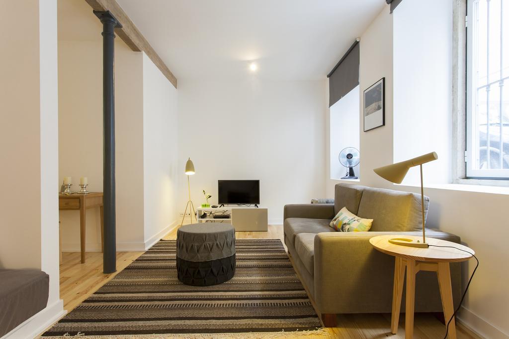 Joivy Cosy 1-Bed Flat With Workspace In Santa Catarina, Moments From Luis De Camoes Sq リスボン 部屋 写真