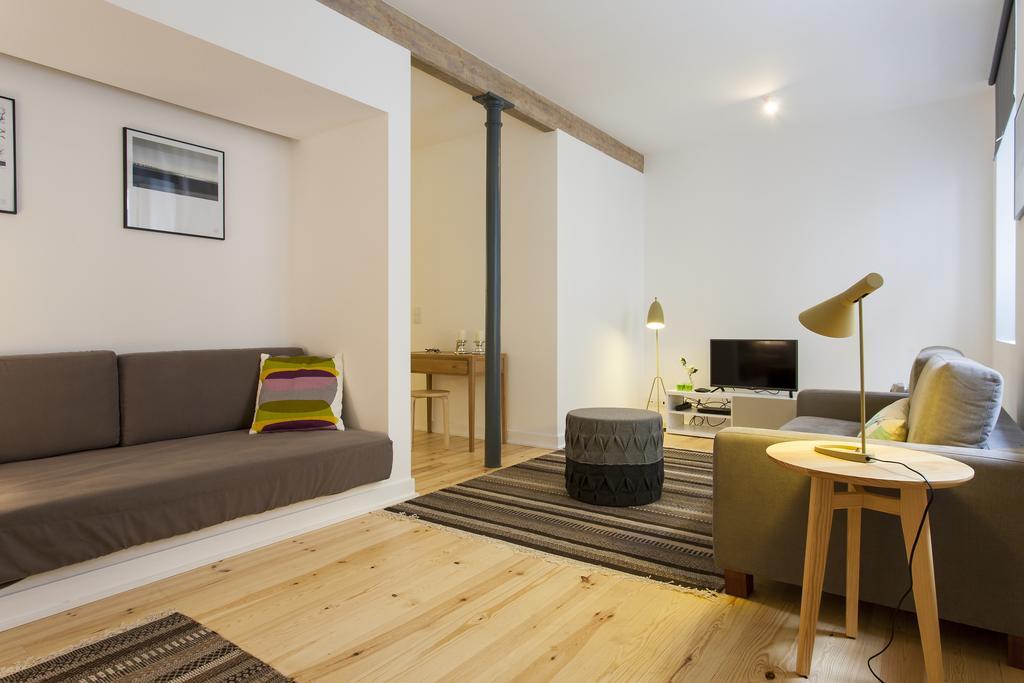 Joivy Cosy 1-Bed Flat With Workspace In Santa Catarina, Moments From Luis De Camoes Sq リスボン 部屋 写真