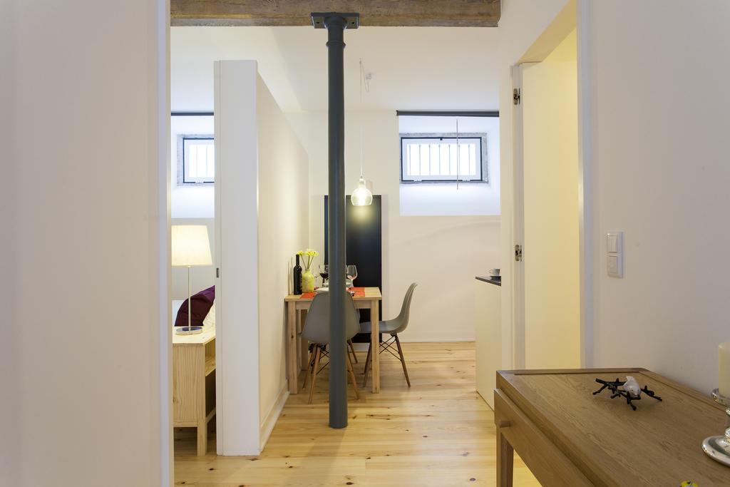 Joivy Cosy 1-Bed Flat With Workspace In Santa Catarina, Moments From Luis De Camoes Sq リスボン 部屋 写真