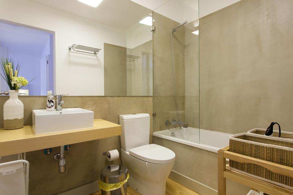 Joivy Cosy 1-Bed Flat With Workspace In Santa Catarina, Moments From Luis De Camoes Sq リスボン 部屋 写真