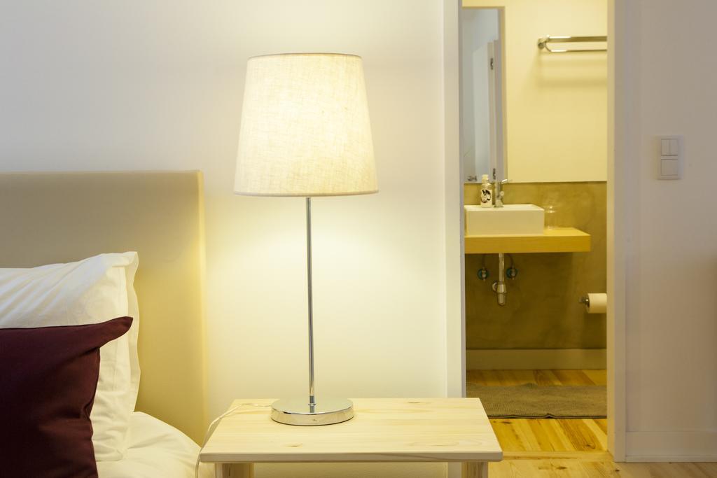 Joivy Cosy 1-Bed Flat With Workspace In Santa Catarina, Moments From Luis De Camoes Sq リスボン 部屋 写真