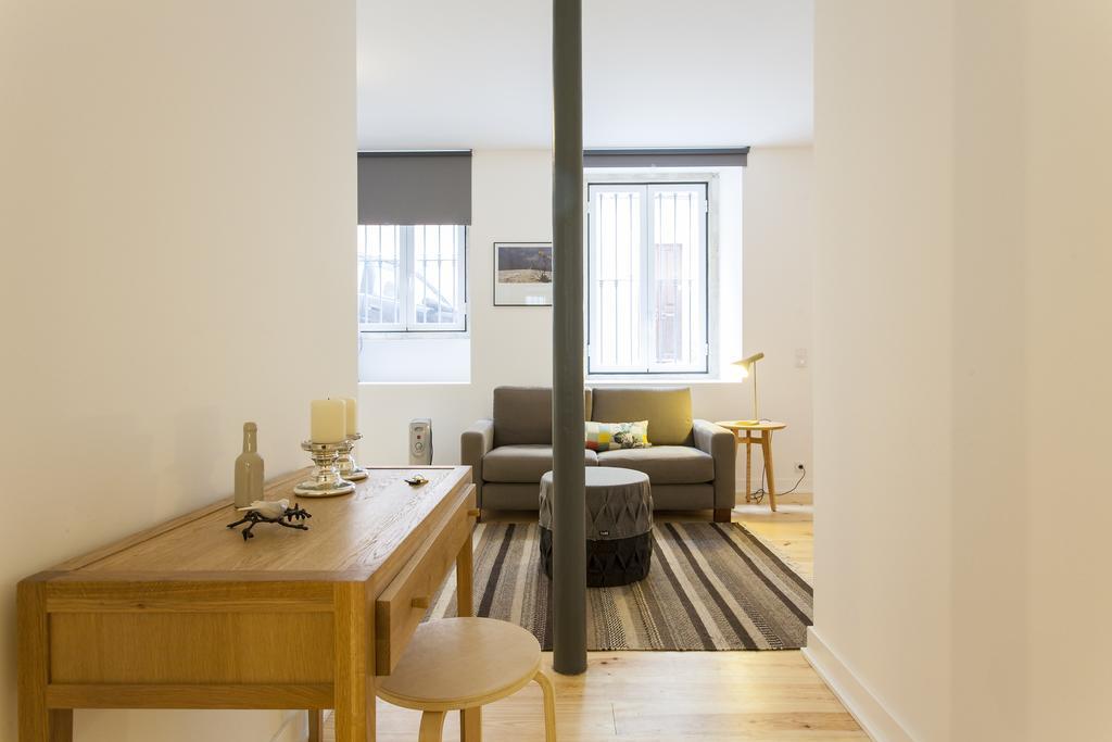 Joivy Cosy 1-Bed Flat With Workspace In Santa Catarina, Moments From Luis De Camoes Sq リスボン 部屋 写真