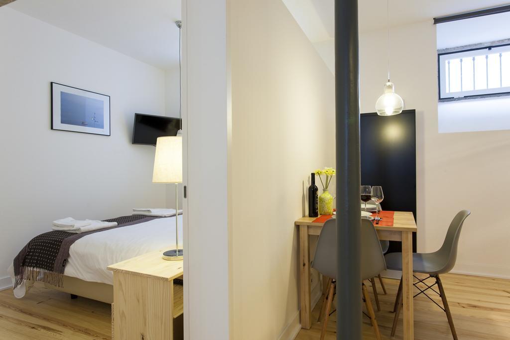 Joivy Cosy 1-Bed Flat With Workspace In Santa Catarina, Moments From Luis De Camoes Sq リスボン 部屋 写真