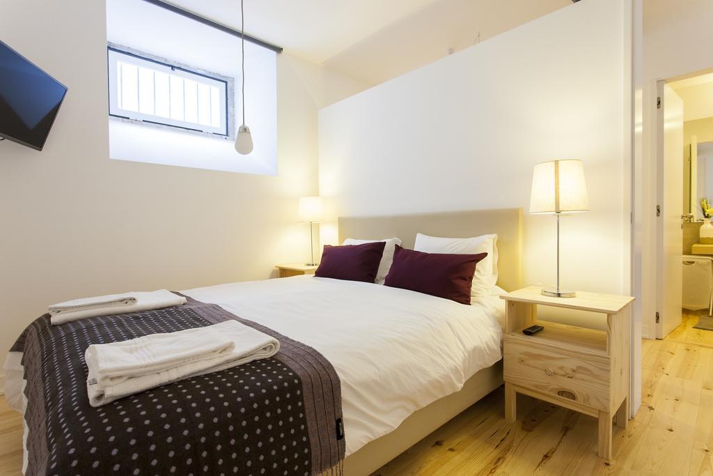 Joivy Cosy 1-Bed Flat With Workspace In Santa Catarina, Moments From Luis De Camoes Sq リスボン 部屋 写真
