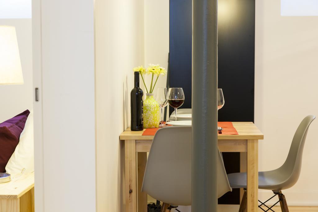 Joivy Cosy 1-Bed Flat With Workspace In Santa Catarina, Moments From Luis De Camoes Sq リスボン 部屋 写真