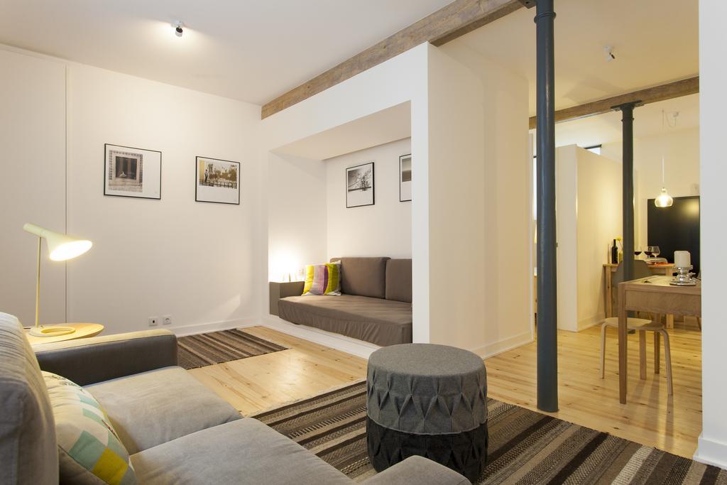 Joivy Cosy 1-Bed Flat With Workspace In Santa Catarina, Moments From Luis De Camoes Sq リスボン 部屋 写真